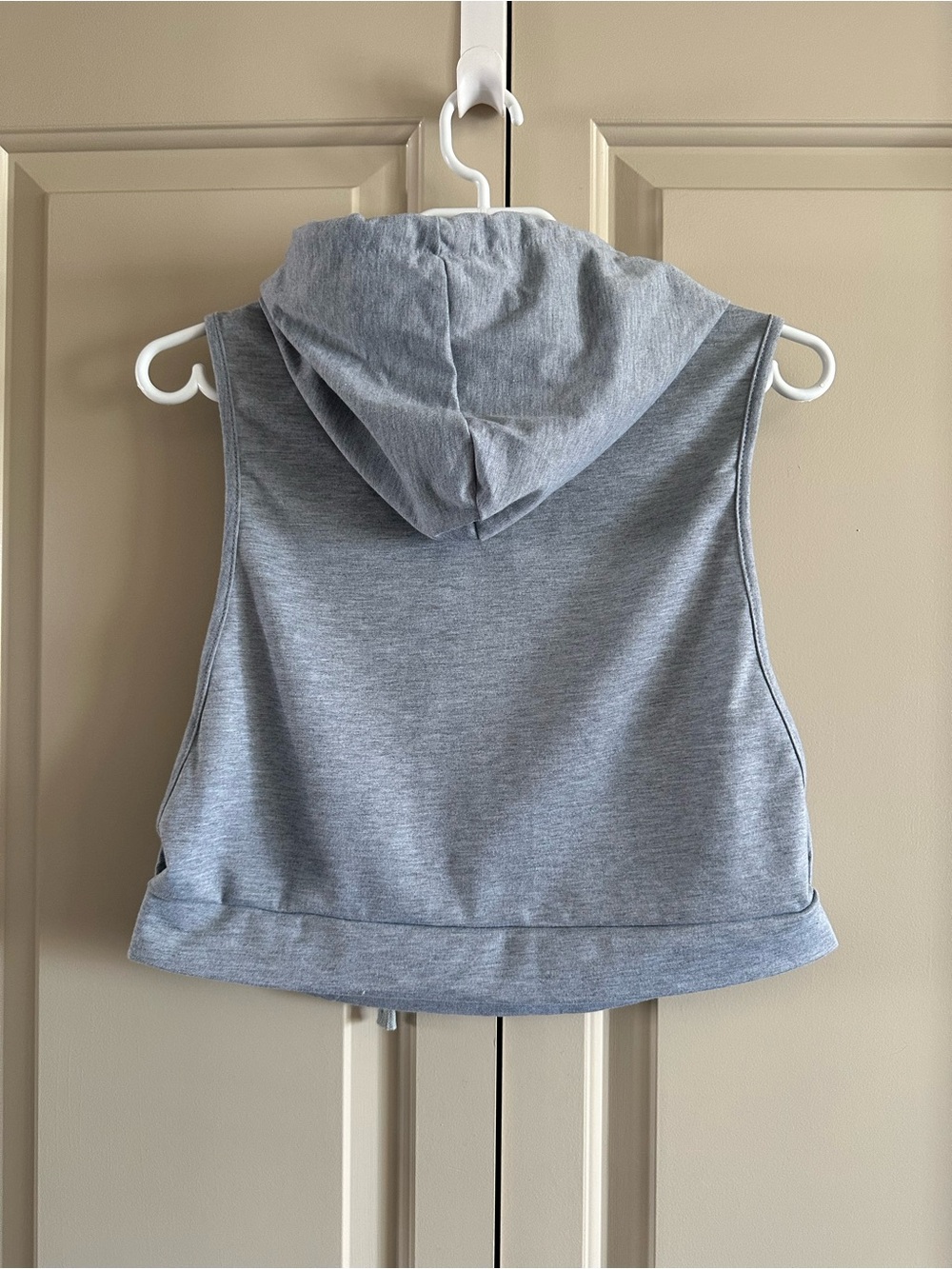Sleeveless Gray Hooded Crop Top - Picture 2 of 3